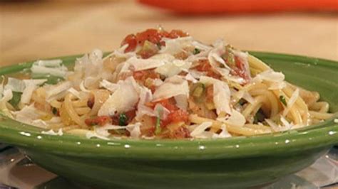 bacon-leek-and-tomato-spaghetti-recipe-rachael image