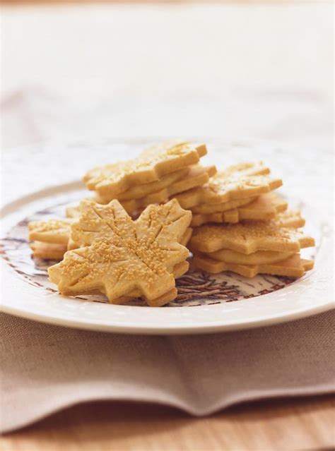 maple-leaf-cookies-ricardo image
