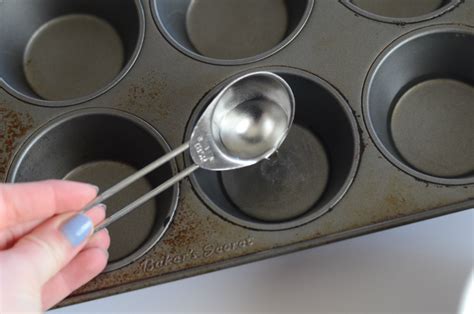 how-to-make-eggs-benedict-in-a-muffin-tin-momma-lew image