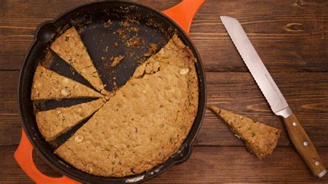 oatmeal-fennel-raisin-skillet-cookie-recipe-rachael image