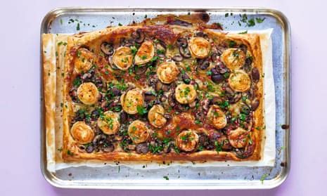 rosemary-goats-cheese-and-mushroom-tart-with-pink image