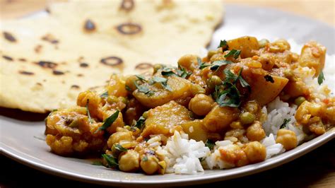 healthy-veggie-curry-with-garlic-naan-buzzfeed image