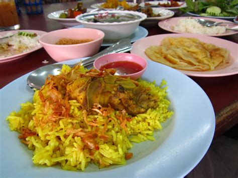 khao-mok-gai-thai-rice-and-chicken-biryani-eating image