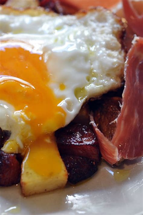 easy-spanish-recipe-huevos-rotos-con image