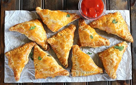 easy-samosa-with-puff-pastry-cook-with-kushi image