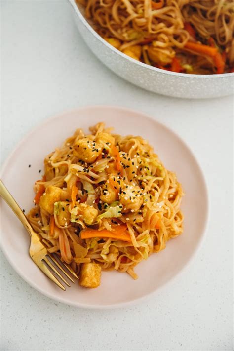 spicy-rice-noodles-with-crispy-tofu-liv-b image