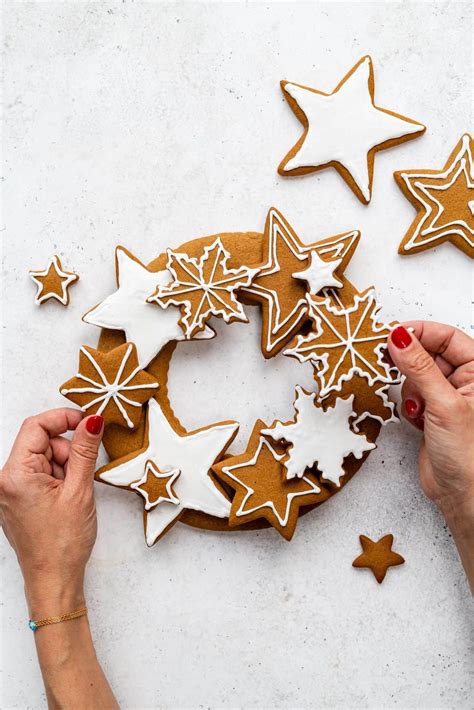 gingerbread-cookie-wreath-supergolden-bakes image