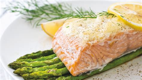 parmesan-crusted-salmon-bake-with-asparagus-diet-doctor image