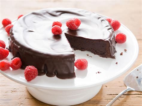 flourless-chocolate-cake-with-dark-chocolate-glaze image