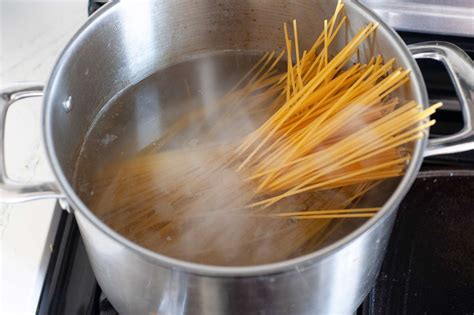 spaghetti-aglio-e-olio-pasta-with-garlic-and-oil image