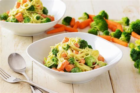 broccoli-carrot-pasta-primavera-manns-fresh image