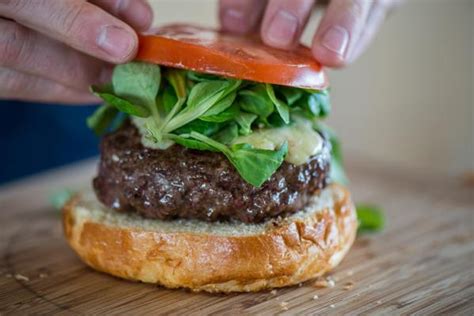 how-to-cook-a-wagyu-beef-burger-in-the-kitchen-lone image