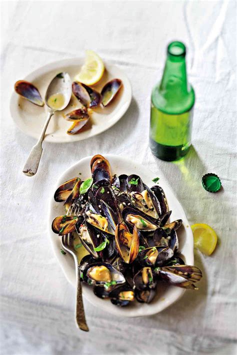 steamed-mussels-in-beer-leites-culinaria image