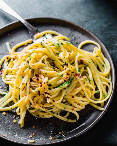 linguine-aglio-e-olio-easy-weeknight-pasta-sip-and-feast image