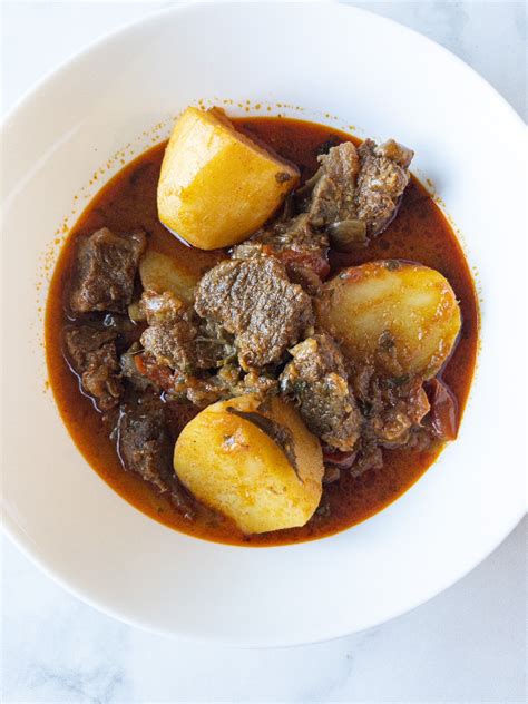 easy-and-simple-pressure-cooker-beef-curry-with-potatoes image