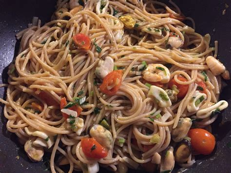 seafood-with-whole-wheat-pasta-spaghetti-marinara image