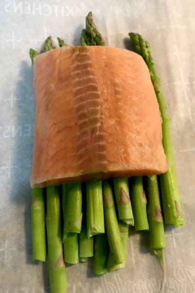 parchment-paper-baked-salmon-and-asparagus-make image