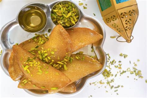 qatayef-with-cream-and-pistachios-i-love-arabic-food image