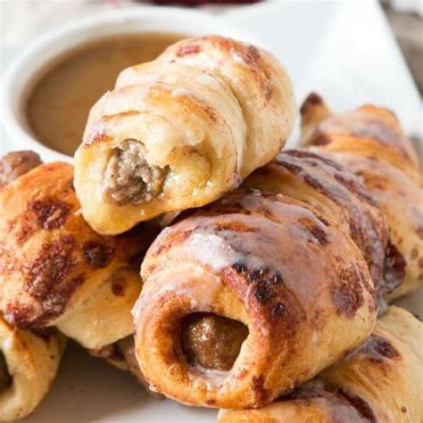 cinnamon-roll-pigs-in-a-blanket-dunkers-oh-sweet-basil image