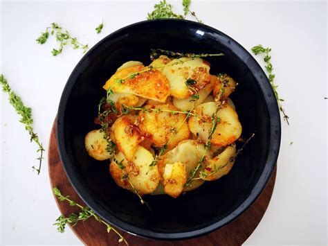 roasted-coriander-potatoes-with-thyme-recipe-by image