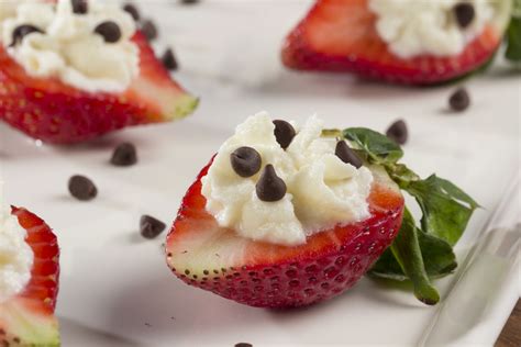 cannoli-stuffed-strawberries image