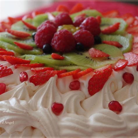 annabel-langbeins-ultimate-pavlova-makes-a-big-one image