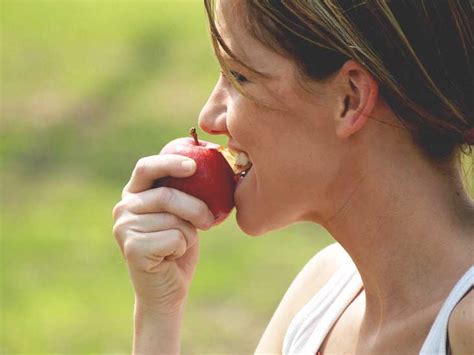 apple-allergy-symptoms-foods-to-avoid-and-more image