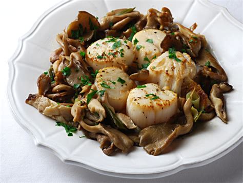 scallops-fresh-mushrooms-and-wine-romantic image