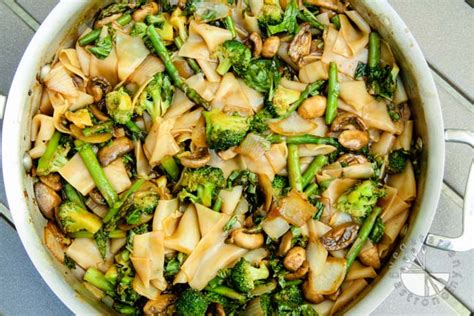thai-flat-rice-noodles-w-broccoli-asparagus image