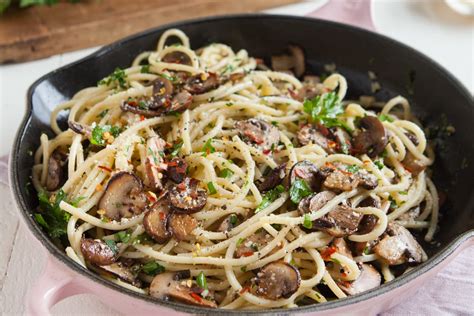 mushroom-garlic-spaghetti-recipe-for-an-easy-dinner image