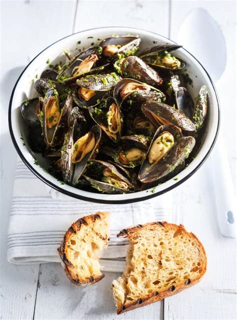 grilled-mussels-with-salsa-verde-ricardo image