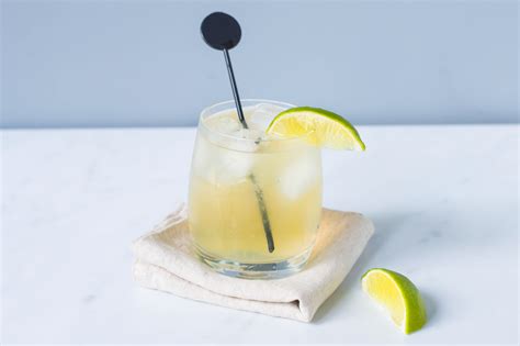 the-classic-foghorn-recipe-a-gin-and-ginger-beer-drink image