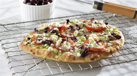 greek-style-grilled-naan-pizza-stonefire-authentic image