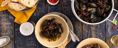 lager-steamed-mussels-with-tomato-garlic-the-beer image
