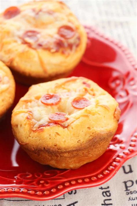 crazy-easy-biscuit-mini-pizzas-nelliebellie image