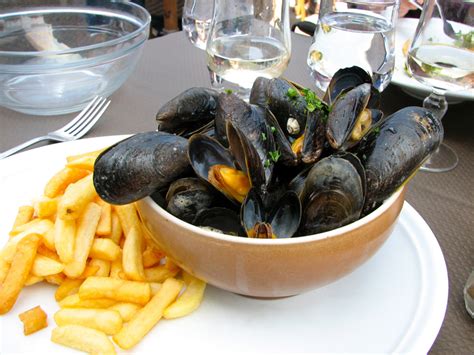 mussels-steamed-in-white-wine-oldways image