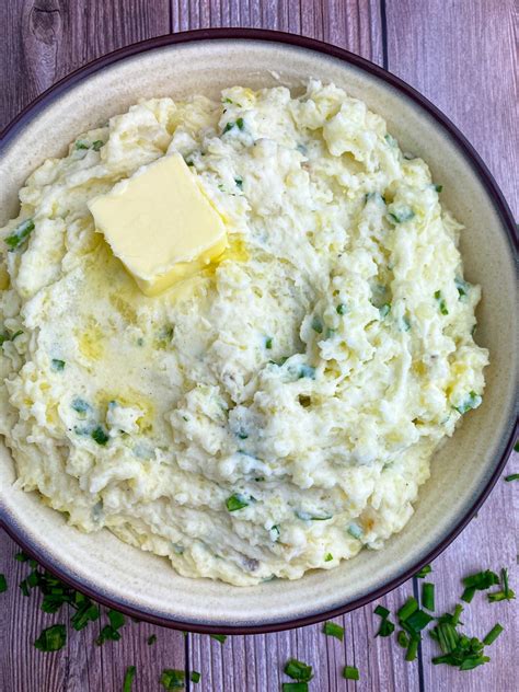 easy-roasted-garlic-and-chive-mashed-potatoes image