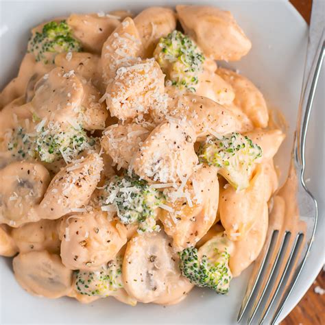 pasta-con-broccoli-garnish-glaze image
