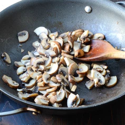 spinach-and-mushroom-breakfast-strata-garlic-zest image