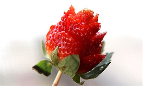 how-to-make-easy-strawberry-roses-tutorial-divas image