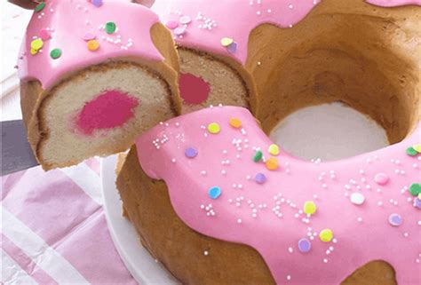 omg-look-now-giant-donut-cakes-are-taking-over image