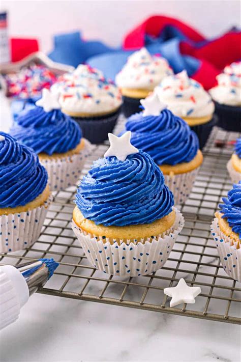 red-white-and-blue-cupcakes-shugary-sweets image