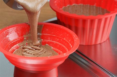 how-to-bake-a-giant-cupcake-with-silicone-bakeware image