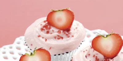 pretty-in-pink-strawberry-cupcakes-that-are-everything image