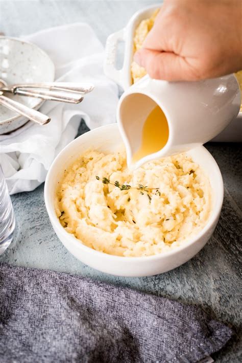 garlic-and-thyme-mashed-potatoes-with-cream image