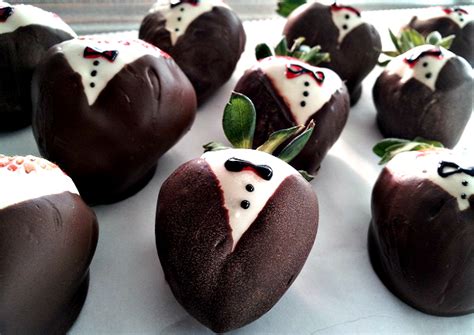 how-to-make-chocolate-covered-tuxedo-strawberries image