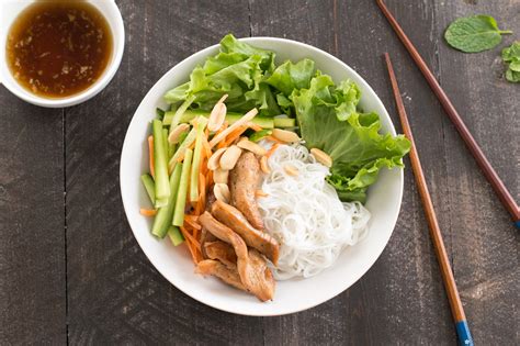 vietnamese-salad-with-chicken-and-vermicelli-cook image