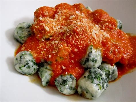 spinach-and-ricotta-gnudi-with-tomato-butter-sauce image