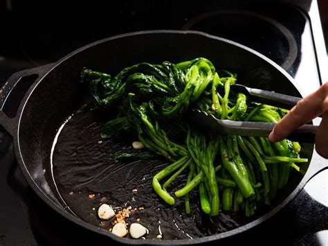 sauted-broccoli-rabe-with-garlic-and-chile-flakes image