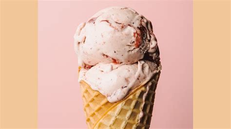 strawberry-honey-balsamic-ice-cream-with-black-pepper image